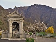 10 Cappella Madonna dei campi di Stezzano di fronte all'ingresso della chiesa con vista in Corna Bianca